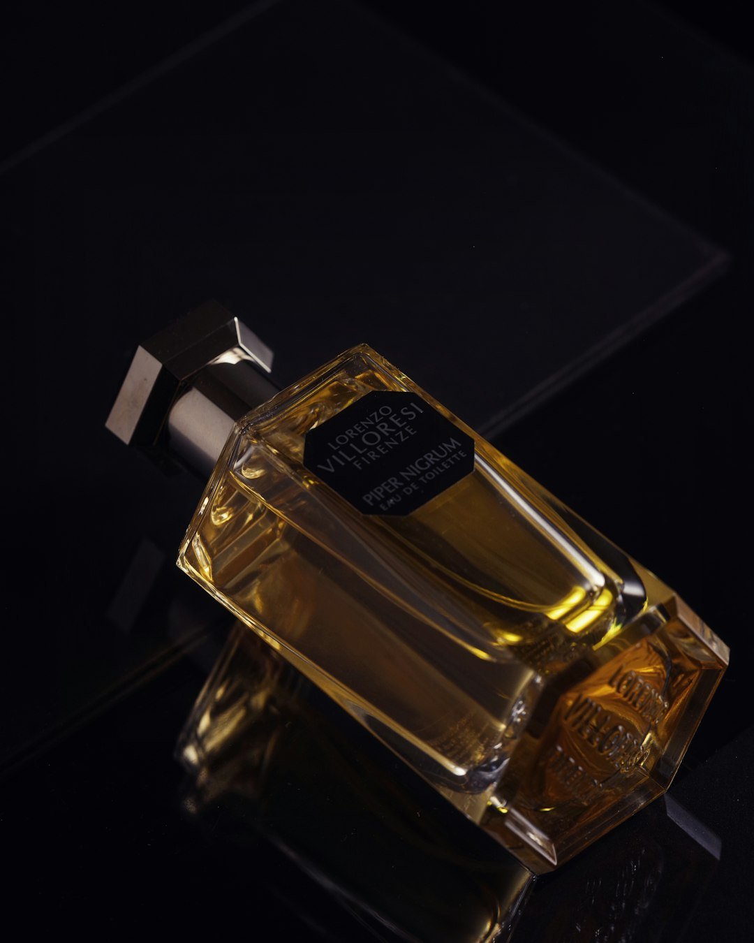gallery-08 a-bottle-of-perfume-sitting-on-top-of-a-table-3xcjnzpdty